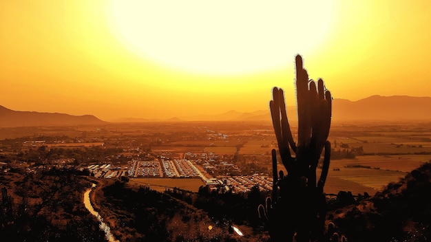 Foto la vista panoramica del tramonto sulla città