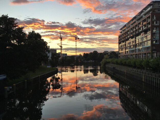 街に沈む夕日の美しい景色