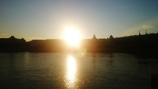 Foto la vista panoramica del tramonto sul fiume