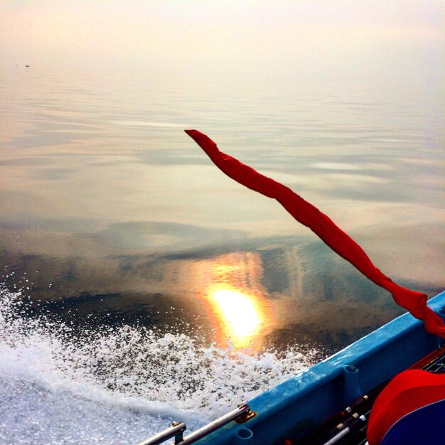 Foto la vista panoramica del tramonto sul mare