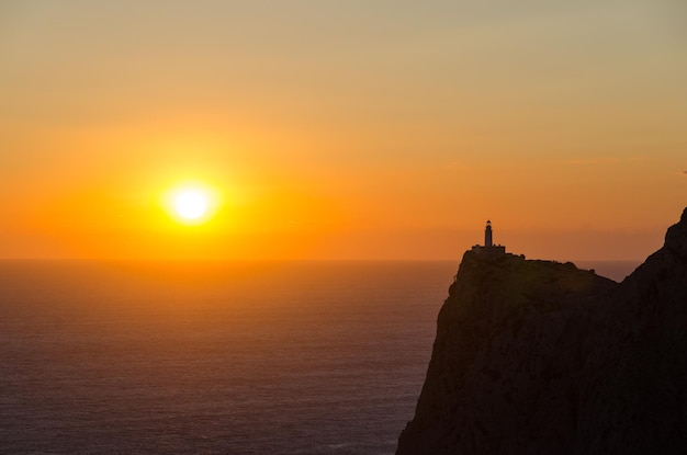 Foto la vista panoramica del tramonto sul mare