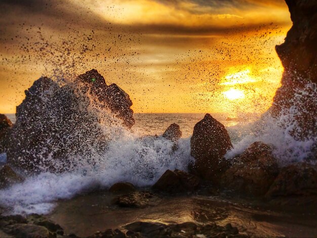 Foto la vista panoramica del tramonto sul mare