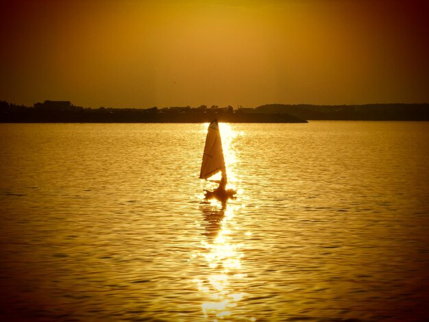 Foto la vista panoramica del tramonto sul mare