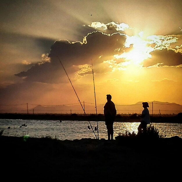 Foto la vista panoramica del tramonto sul mare