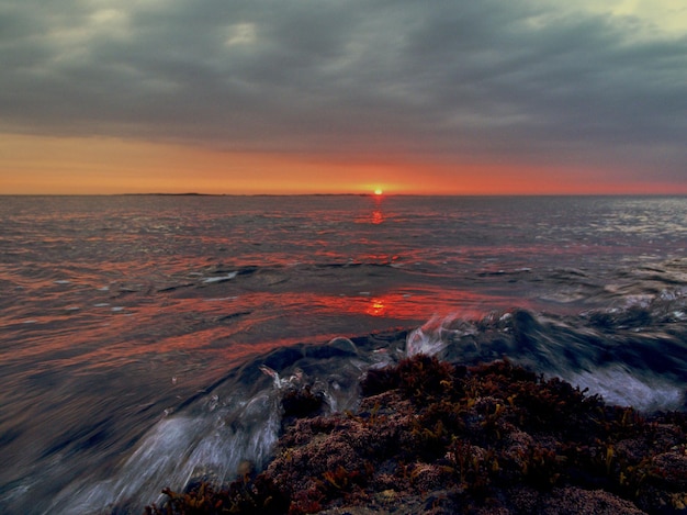 Photo scenic view of sunset over sea