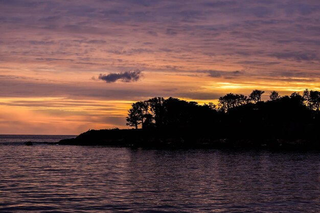 Photo scenic view of sunset over sea