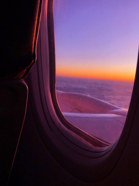 Foto la vista panoramica del tramonto vista dalla finestra di un aereo