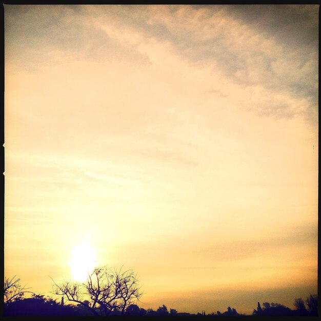 Foto la vista panoramica del cielo al tramonto