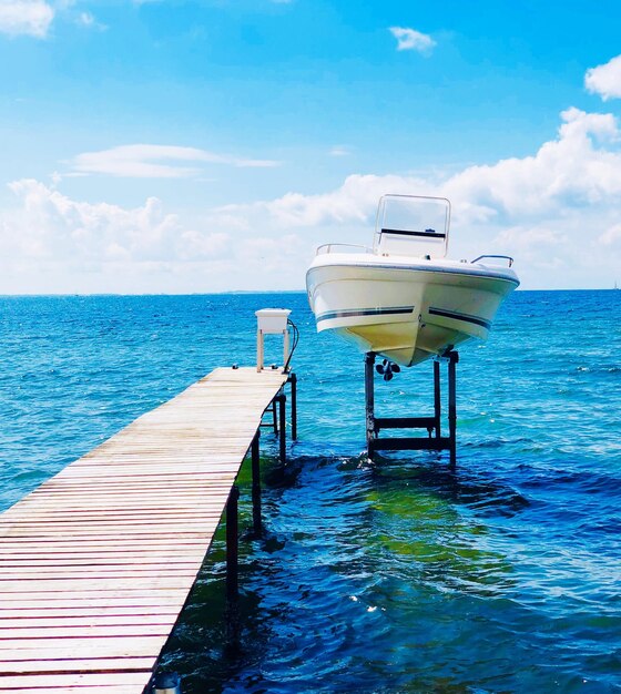 Foto vista panoramica della piscina sul mare contro il cielo