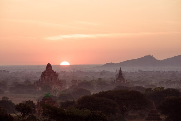 Photo scenic view of temple against sky during sunset