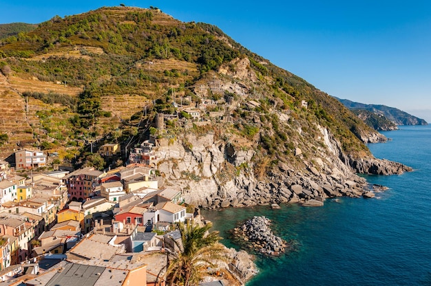 Foto vista panoramica della città dal mare contro il cielo