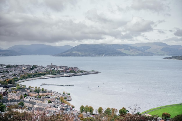 Photo scenic view of the town and harbor of gourock and greenock in inverclyde in scotland