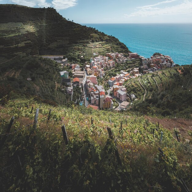 Photo scenic view of townscape by sea against sky