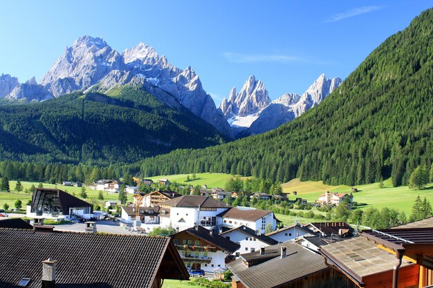 Foto vista panoramica del paesaggio cittadino e delle montagne sul cielo