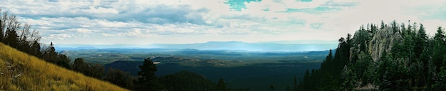 Photo scenic view of tree mountains against sky