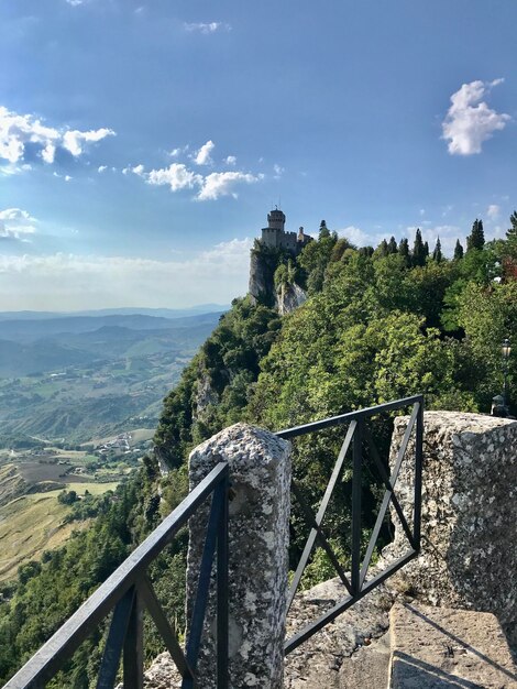 Foto la vista panoramica delle montagne di alberi contro il cielo