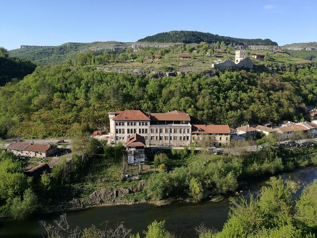 Foto la vista panoramica degli alberi e delle montagne contro un cielo limpido