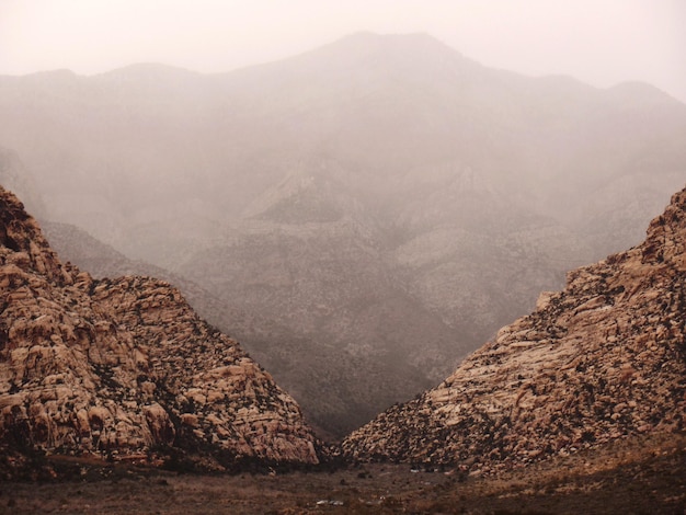 Photo scenic view of valley during foggy weather