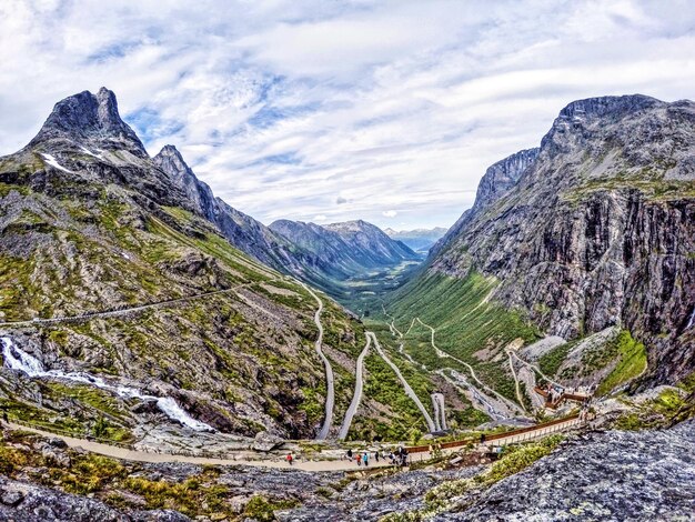 Foto la vista panoramica della valle e delle montagne contro un cielo nuvoloso