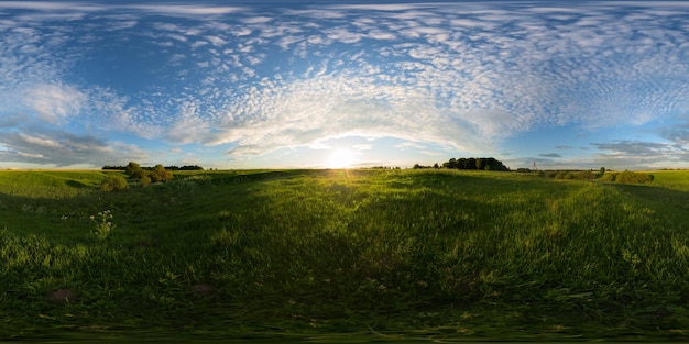 Foto scenic view van het zomerveld 360 x 180 graden volledig bolvormig panorama in gelijkrechthoekige projectie