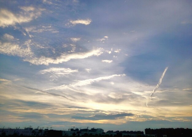 Photo scenic view of vapor trail against sky during sunset