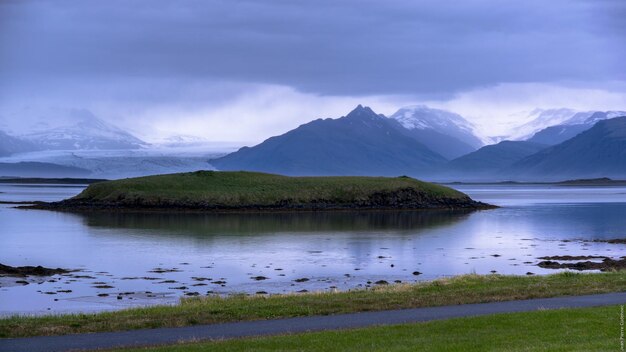 Foto vista panoramica del ghiacciaio vatnajokull contro un cielo nuvoloso