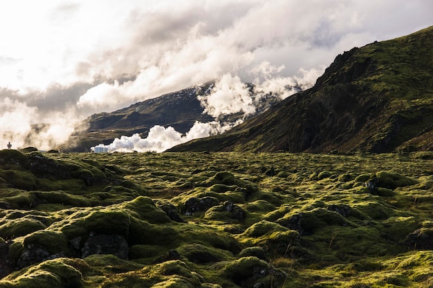 スカイ アイオン ホテル アイスランド の 背景 に ある 火山 の 土地 の 景色