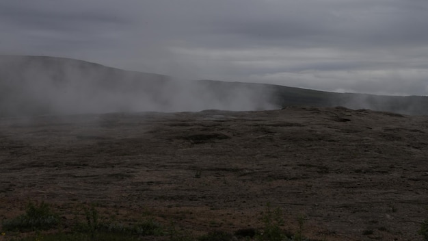 Photo scenic view of volcanic landscape against sky