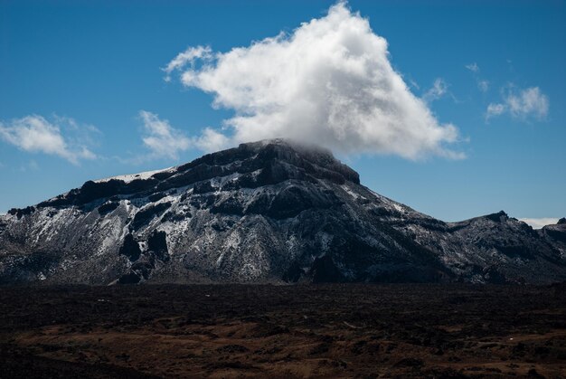 Photo scenic view of volcanic mountain against blue sky