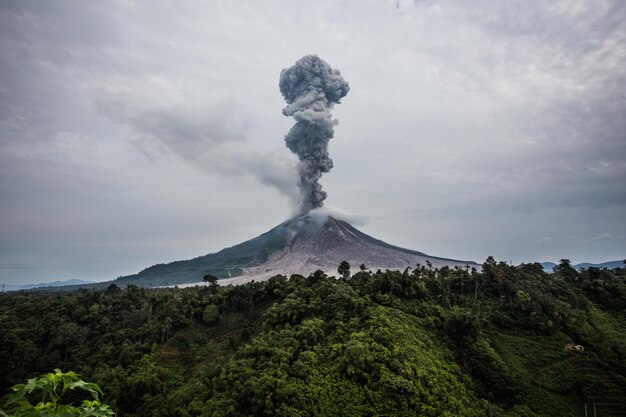 Photo scenic view of volcanic mountain against sky