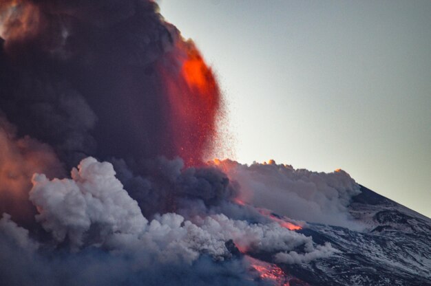 Photo scenic view of volcanic mountain against sky