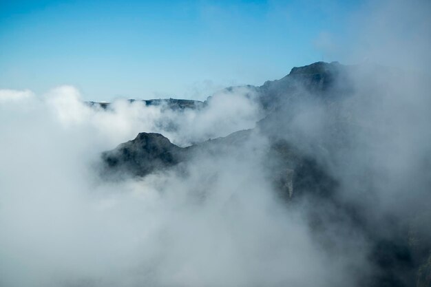 Photo scenic view of volcanic mountain against sky