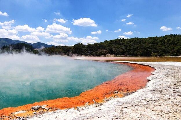 Photo scenic view of wai-o-tapu volcano in new zealnd