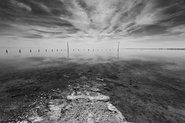 Photo scenic view of water against sky