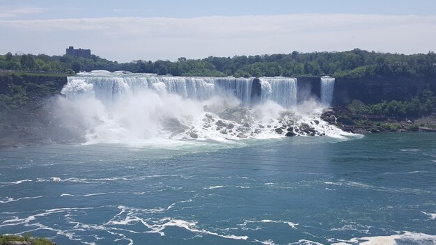 Foto la vista panoramica della cascata contro il cielo