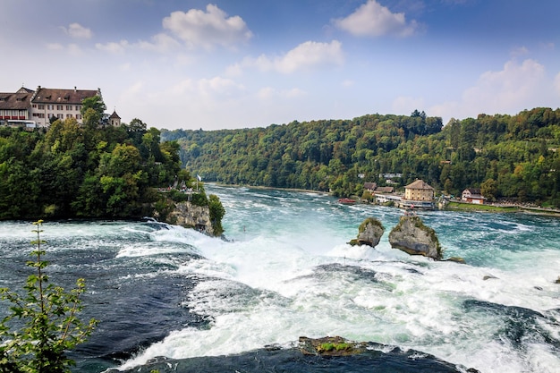 Foto la vista panoramica della cascata contro il cielo