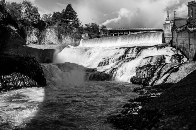 Photo scenic view of waterfall against sky