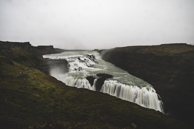 Foto la vista panoramica della cascata contro il cielo