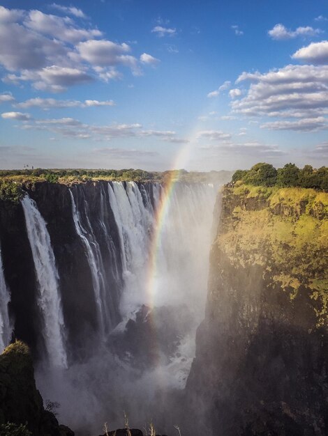 Photo scenic view of waterfall against sky