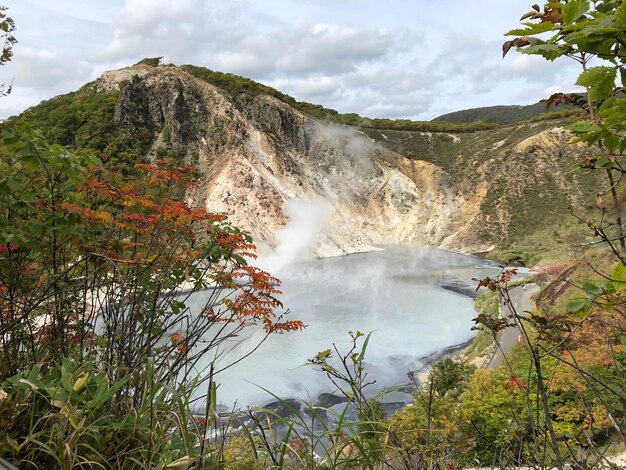 La vista panoramica della cascata contro il cielo