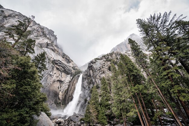 Foto la vista panoramica della cascata contro il cielo