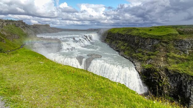 Foto la vista panoramica della cascata contro il cielo