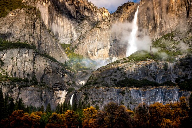 Photo scenic view of waterfall against sky