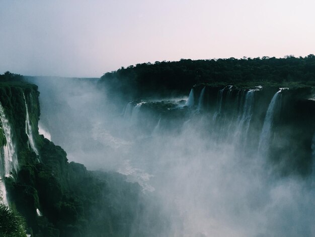 Foto la vista panoramica della cascata contro il cielo