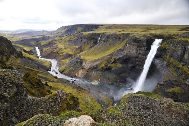 Foto la vista panoramica della cascata contro il cielo