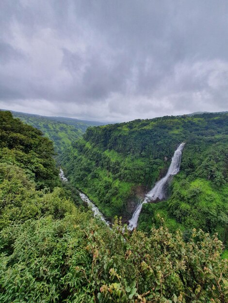 Foto vista panoramica della cascata contro il cielo