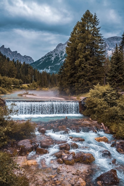 Вид на водопад на фоне неба