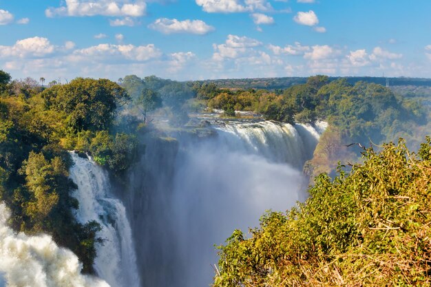 Foto la vista panoramica della cascata contro il cielo