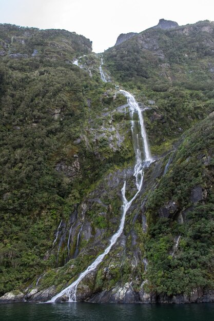 Foto vista panoramica della cascata contro il cielo