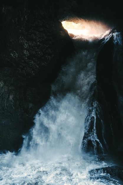 Photo scenic view of waterfall in cave